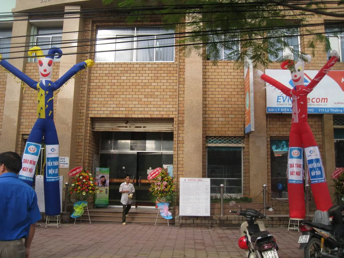 Rối hơi vẫy tay có tác dụng gì khi đặt trước cửa hàng